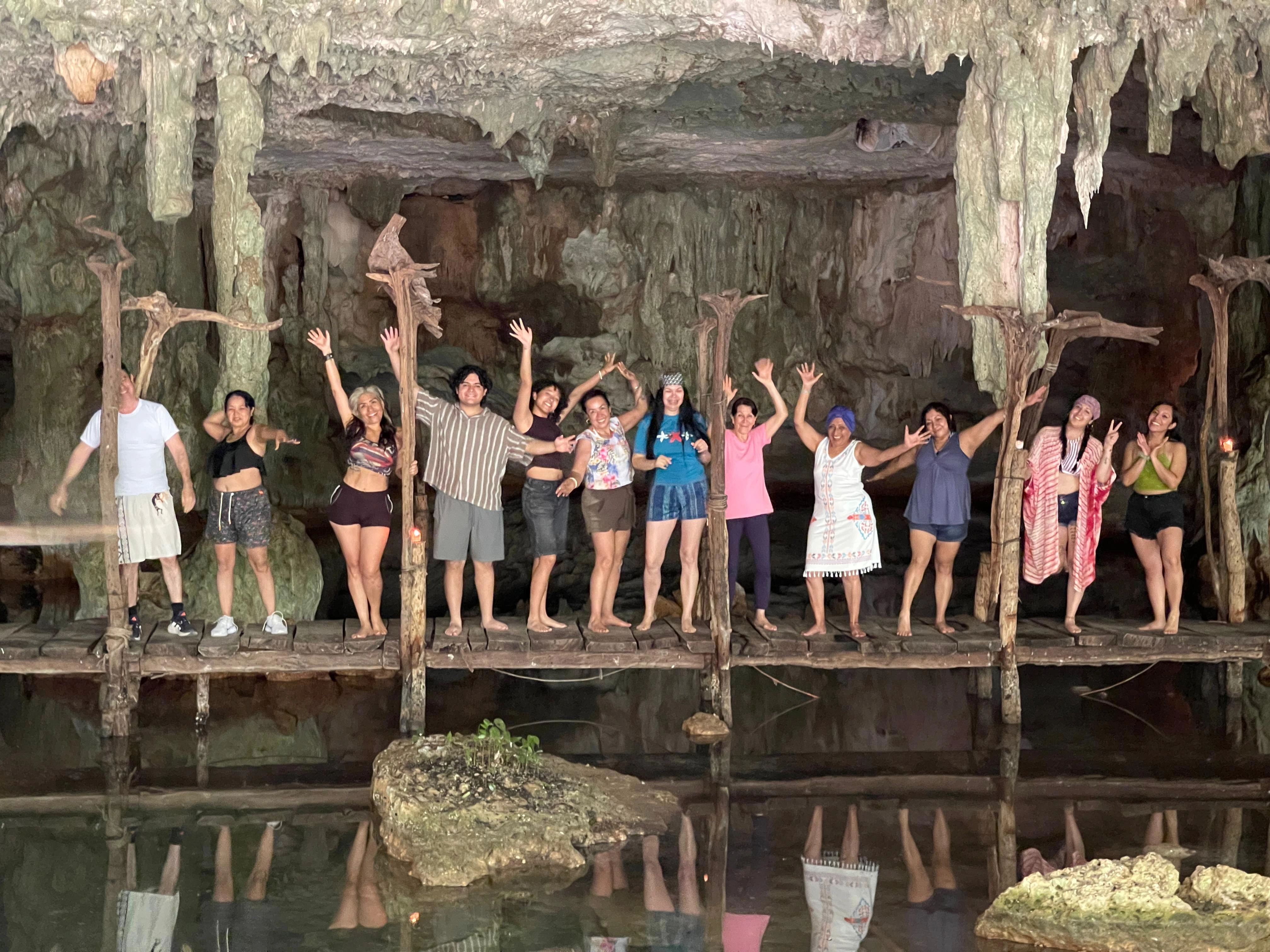Grupo en cenote durante el retiro en Tulum